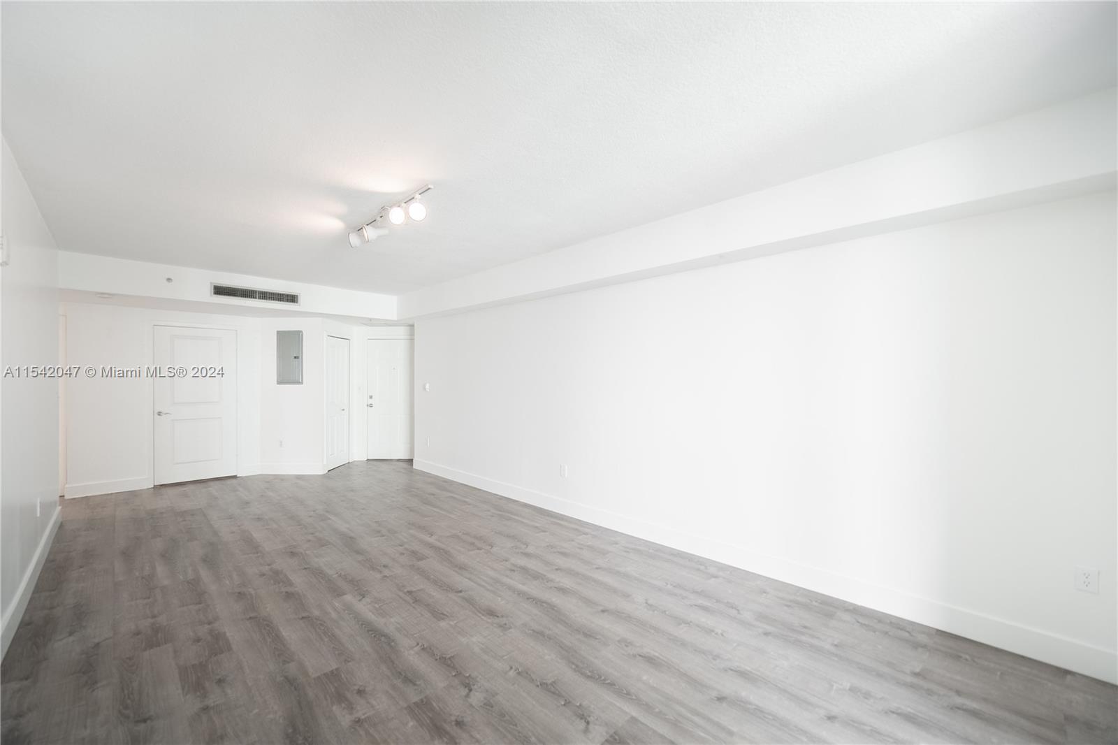 170 SE 14th St 2204, Miami, Florida 33131, 2 Bedrooms Bedrooms, ,2 BathroomsBathrooms,Residentiallease,For Rent,170 SE 14th St 2204,A11542047