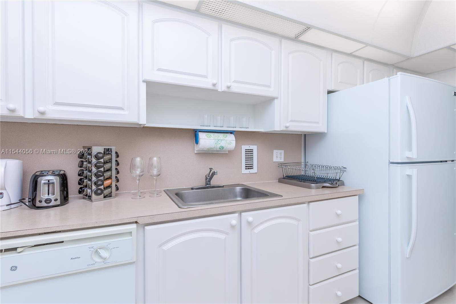 4001 S Ocean Dr 11K, Hollywood, Florida 33019, 1 Bedroom Bedrooms, ,1 BathroomBathrooms,Residentiallease,For Rent,4001 S Ocean Dr 11K,A11544056