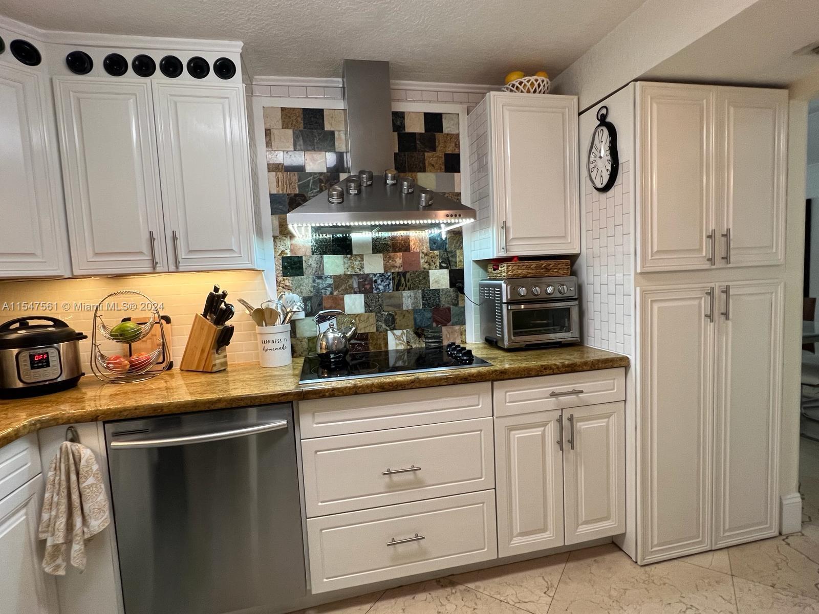 6039 Collins Ave 1401, Miami Beach, Florida 33140, 2 Bedrooms Bedrooms, ,2 BathroomsBathrooms,Residential,For Sale,6039 Collins Ave 1401,A11547561