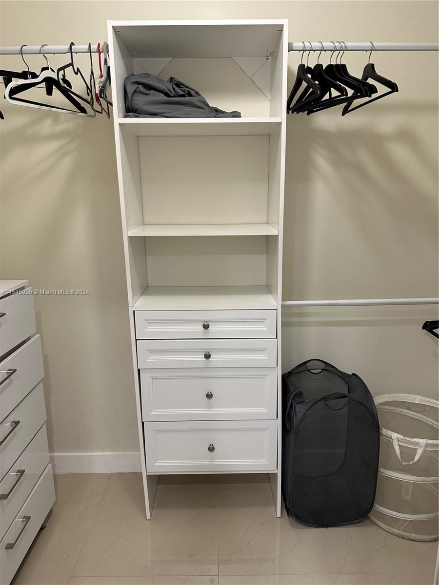 Master Bedroom Walk In Closet