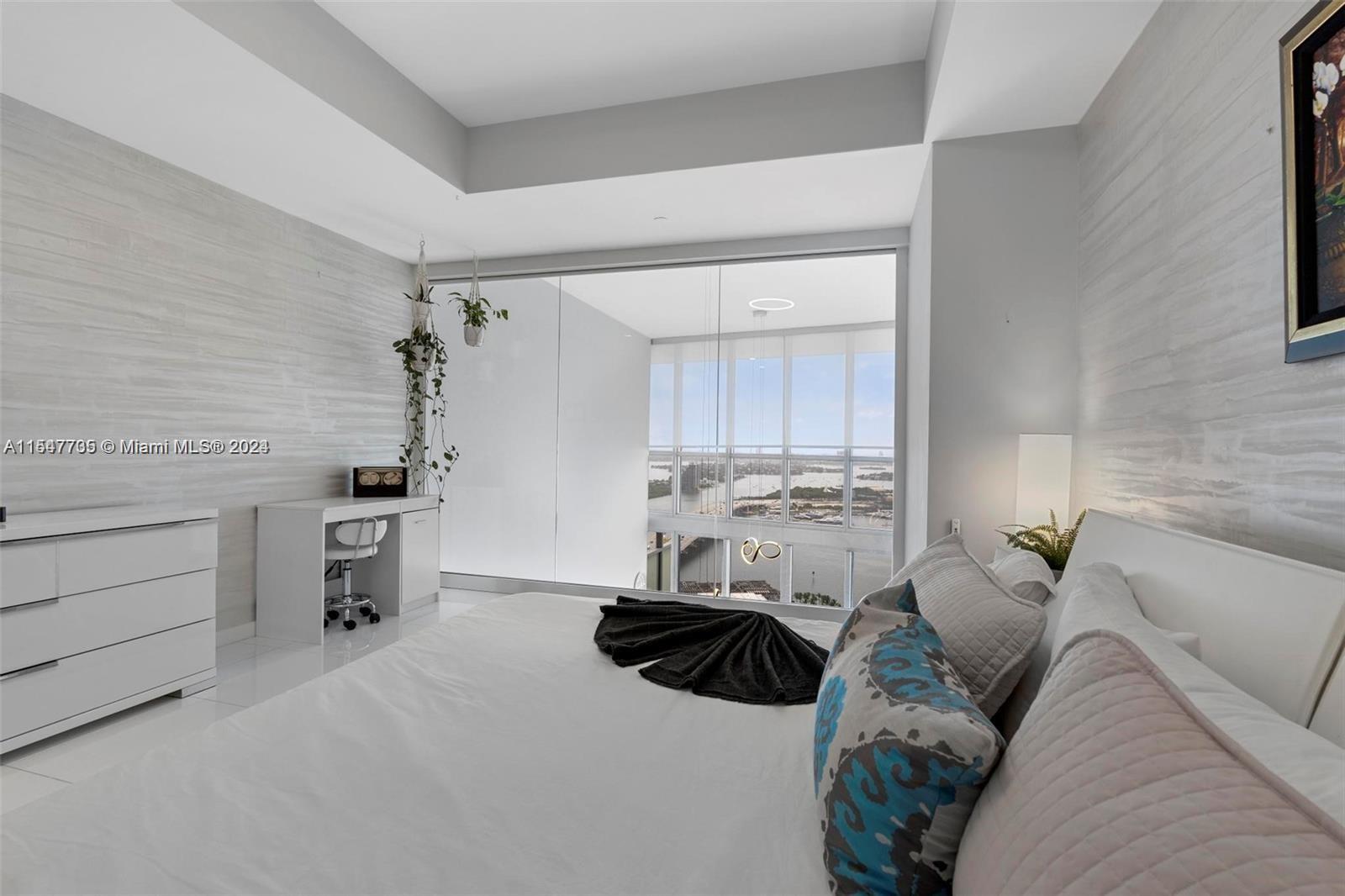 1100 Biscayne Blvd 3705, Miami, Florida 33132, 1 Bedroom Bedrooms, ,2 BathroomsBathrooms,Residentiallease,For Rent,1100 Biscayne Blvd 3705,A11547735