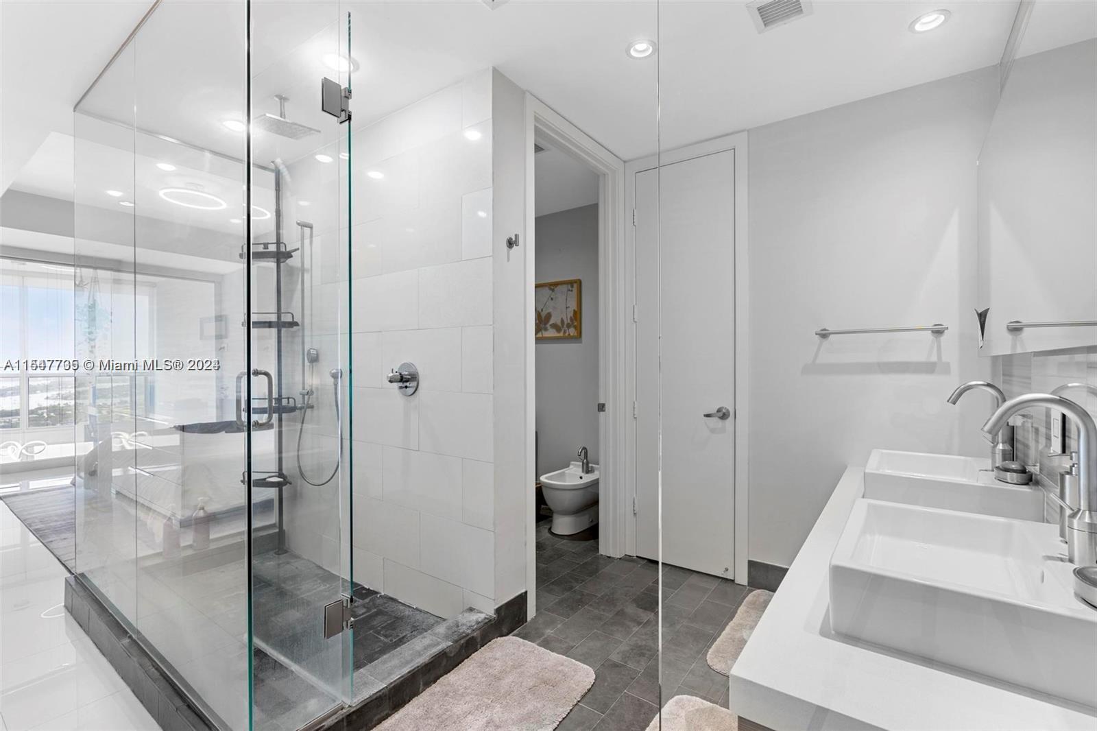 1100 Biscayne Blvd 3705, Miami, Florida 33132, 1 Bedroom Bedrooms, ,2 BathroomsBathrooms,Residentiallease,For Rent,1100 Biscayne Blvd 3705,A11547735