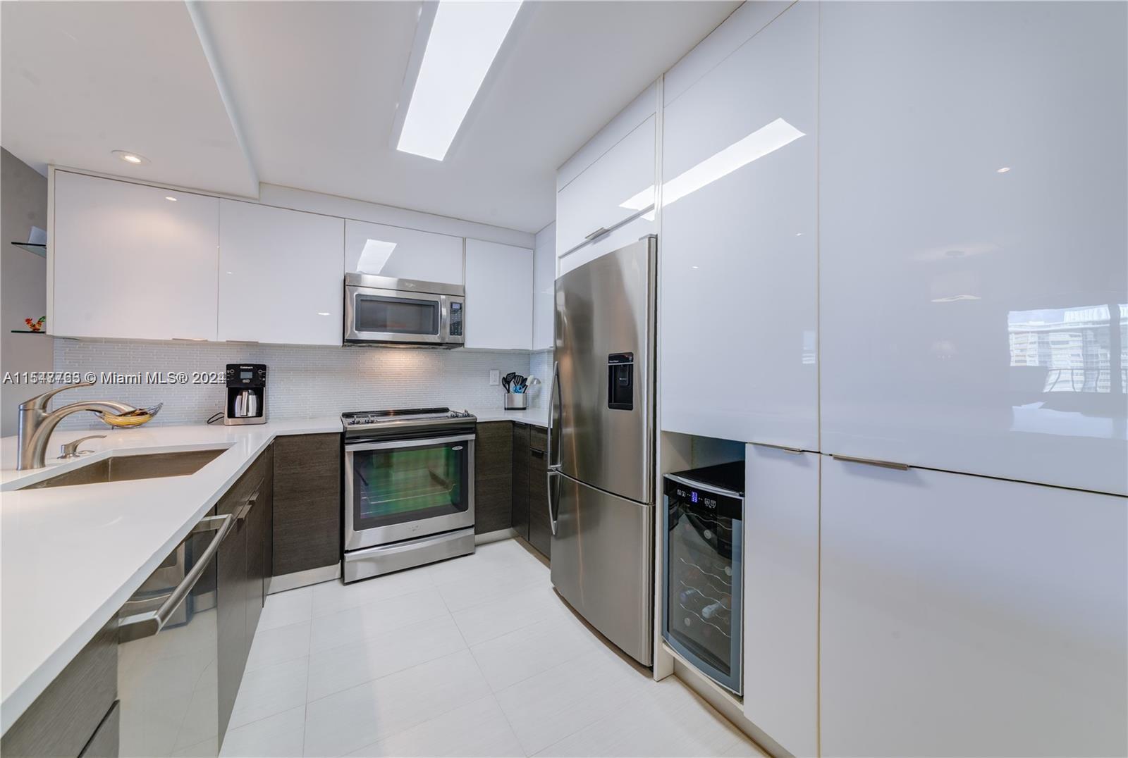 Hallandale Beach, Florida 33009, 1 Bedroom Bedrooms, ,2 BathroomsBathrooms,Residential,For Sale,A11547763