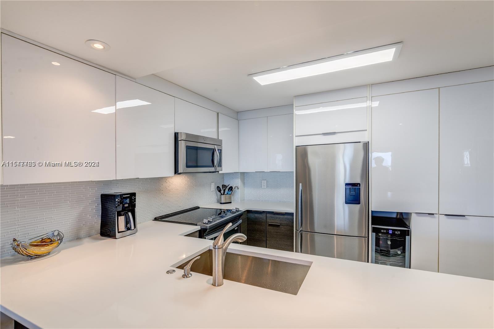 Hallandale Beach, Florida 33009, 1 Bedroom Bedrooms, ,2 BathroomsBathrooms,Residential,For Sale,A11547763