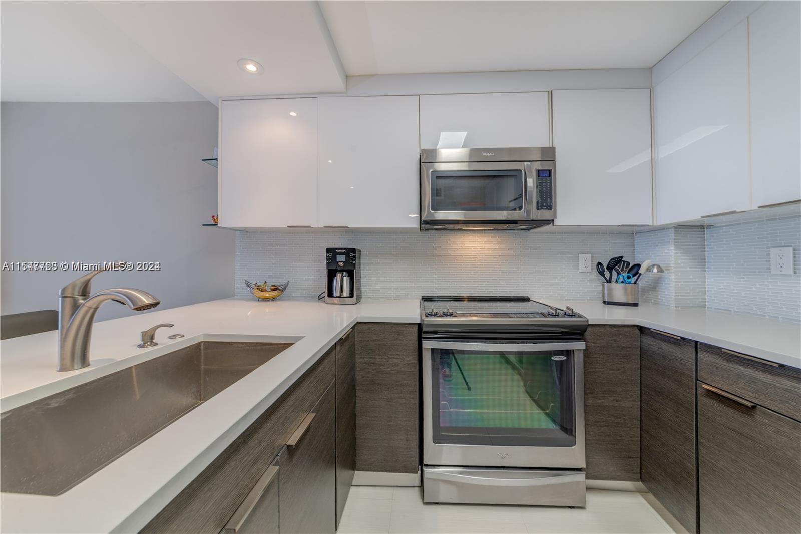 Hallandale Beach, Florida 33009, 1 Bedroom Bedrooms, ,2 BathroomsBathrooms,Residential,For Sale,A11547763