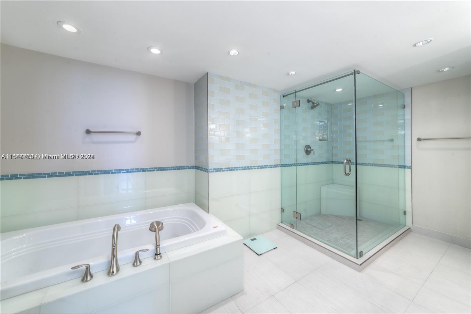 Hallandale Beach, Florida 33009, 1 Bedroom Bedrooms, ,2 BathroomsBathrooms,Residential,For Sale,A11547763