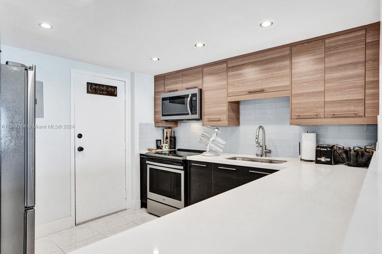 437 Golden Isles Dr 12H, Hallandale Beach, Florida 33009, 1 Bedroom Bedrooms, ,2 BathroomsBathrooms,Residential,For Sale,437 Golden Isles Dr 12H,A11547764