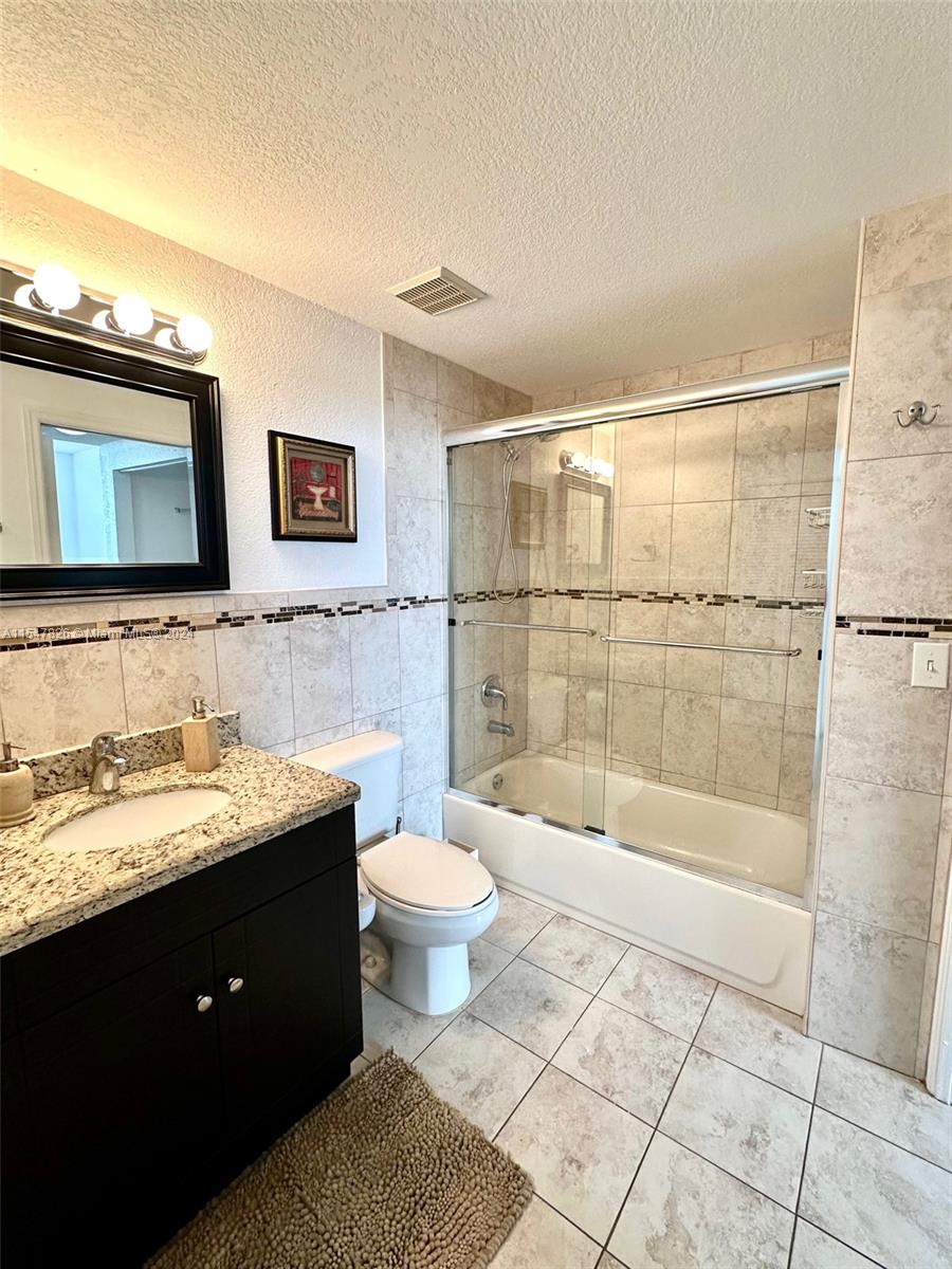 215 SW 42nd Ave 401, Miami, Florida 33134, 2 Bedrooms Bedrooms, ,2 BathroomsBathrooms,Residentiallease,For Rent,215 SW 42nd Ave 401,A11547826