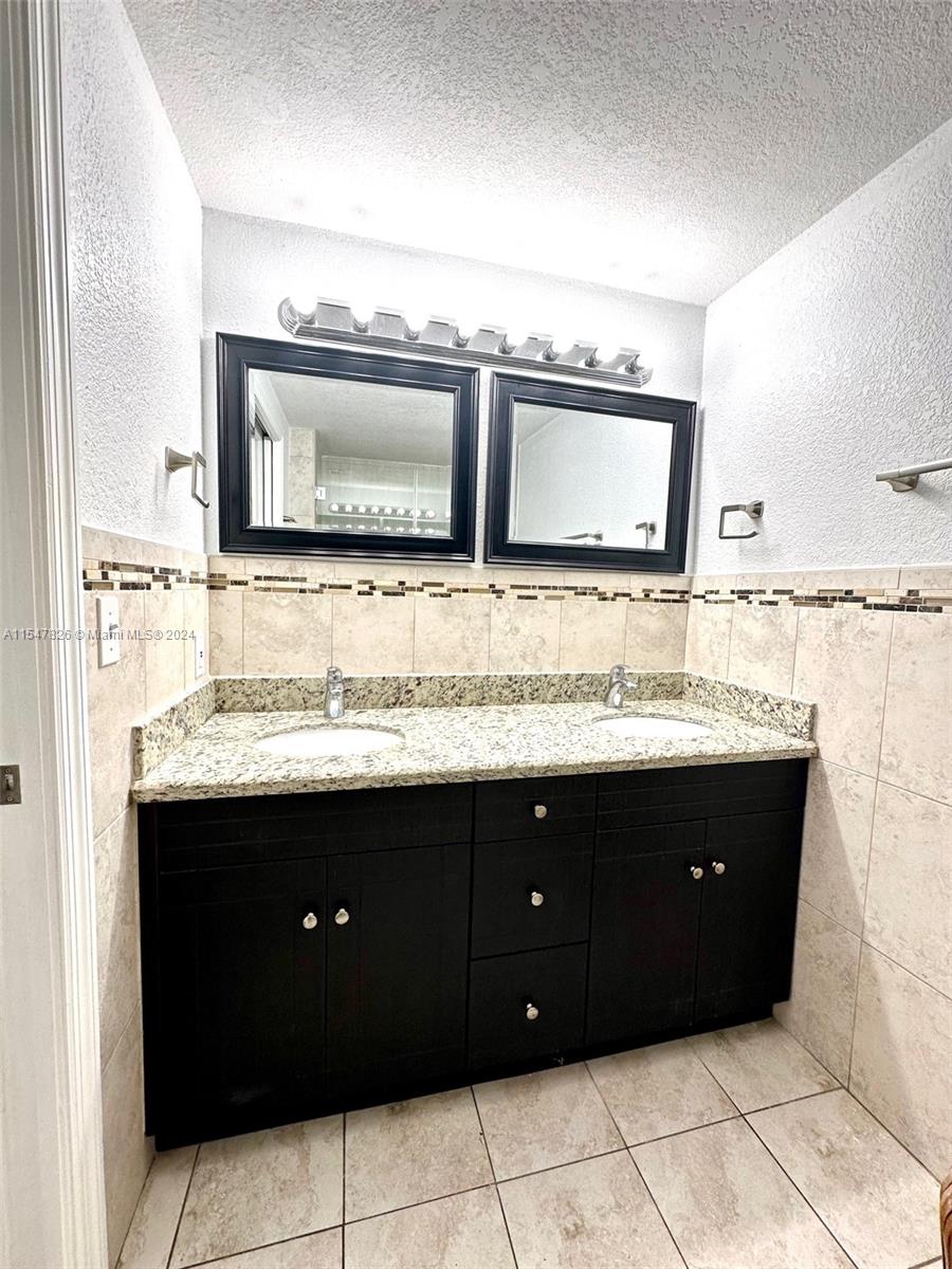 215 SW 42nd Ave 401, Miami, Florida 33134, 2 Bedrooms Bedrooms, ,2 BathroomsBathrooms,Residentiallease,For Rent,215 SW 42nd Ave 401,A11547826