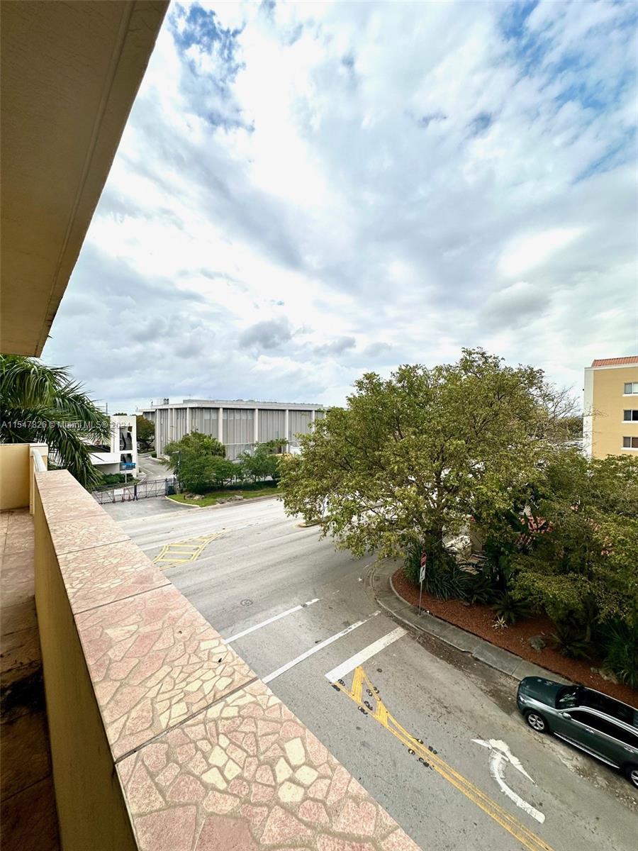 215 SW 42nd Ave 401, Miami, Florida 33134, 2 Bedrooms Bedrooms, ,2 BathroomsBathrooms,Residentiallease,For Rent,215 SW 42nd Ave 401,A11547826