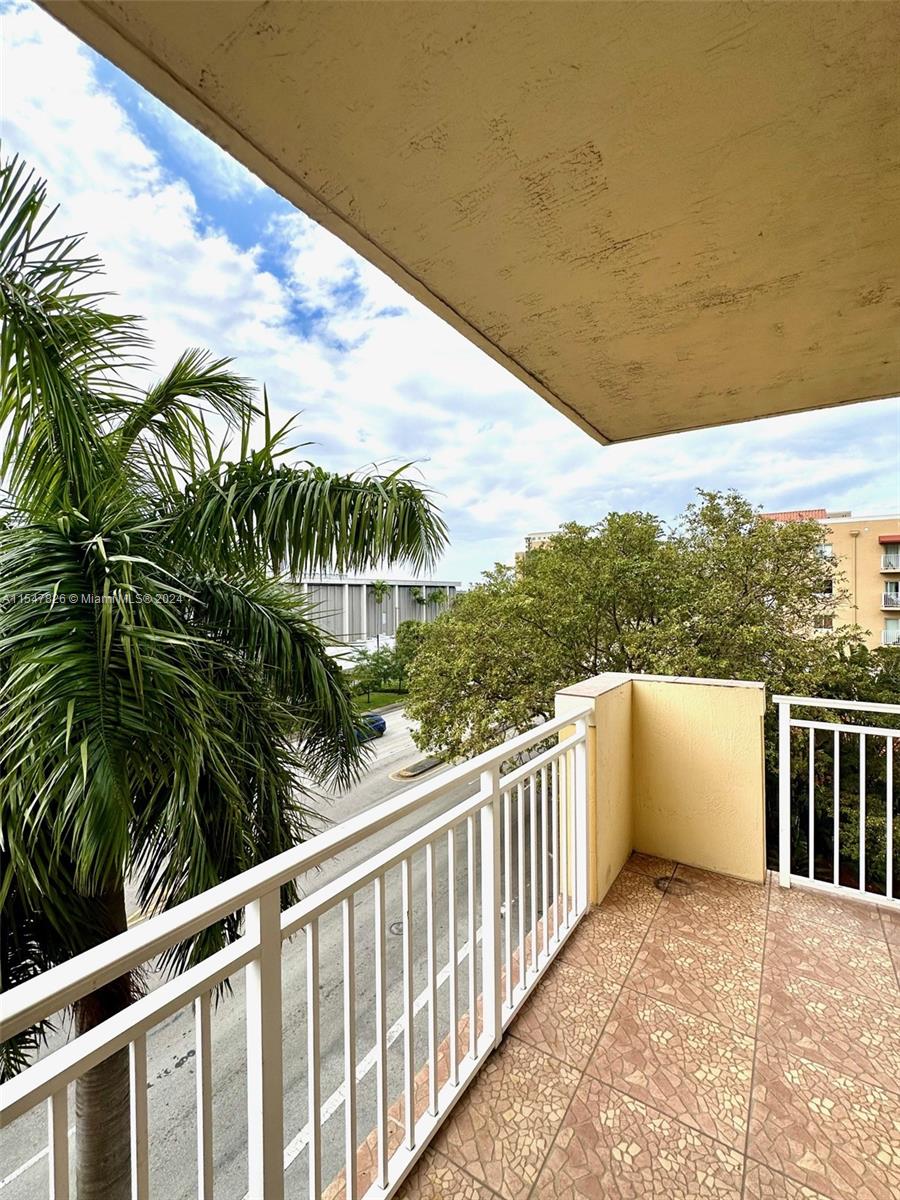 215 SW 42nd Ave 401, Miami, Florida 33134, 2 Bedrooms Bedrooms, ,2 BathroomsBathrooms,Residentiallease,For Rent,215 SW 42nd Ave 401,A11547826