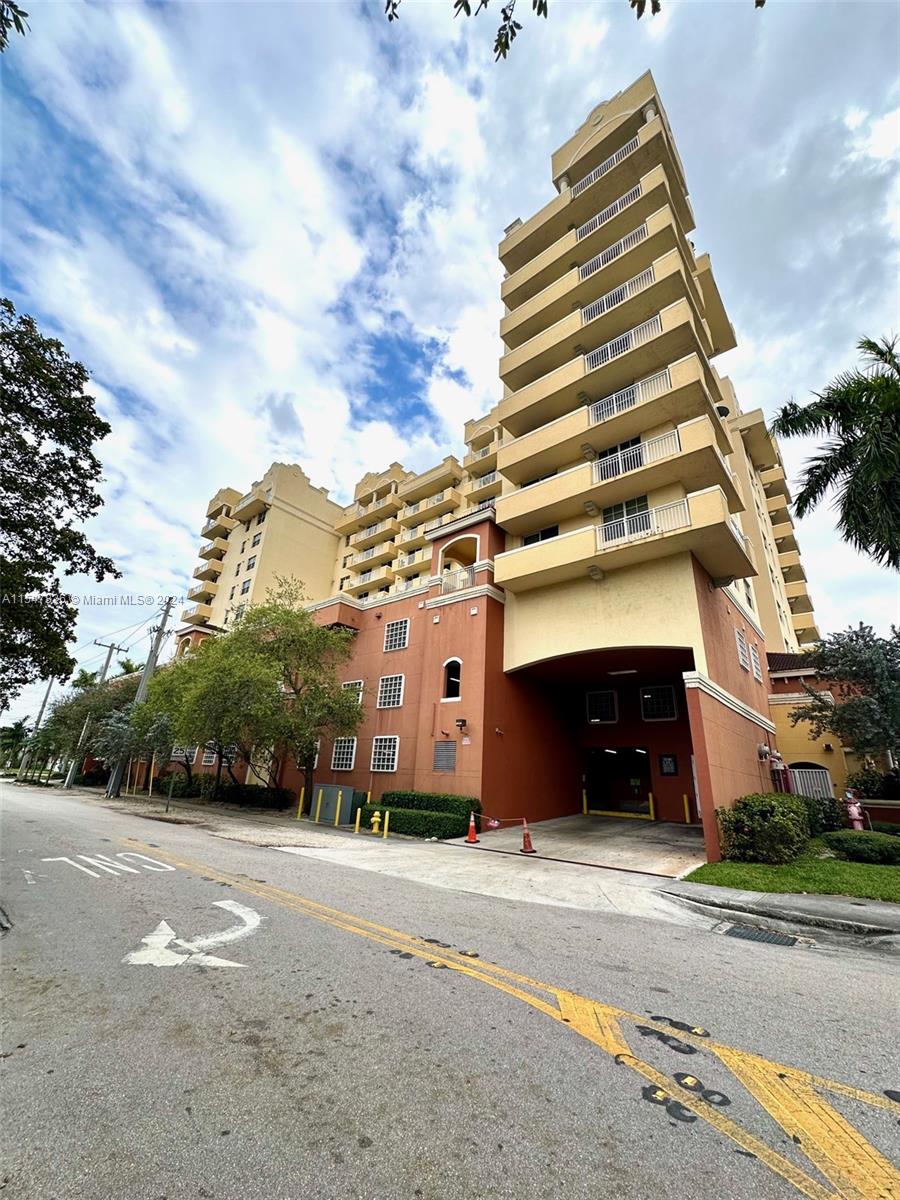 215 SW 42nd Ave 401, Miami, Florida 33134, 2 Bedrooms Bedrooms, ,2 BathroomsBathrooms,Residentiallease,For Rent,215 SW 42nd Ave 401,A11547826