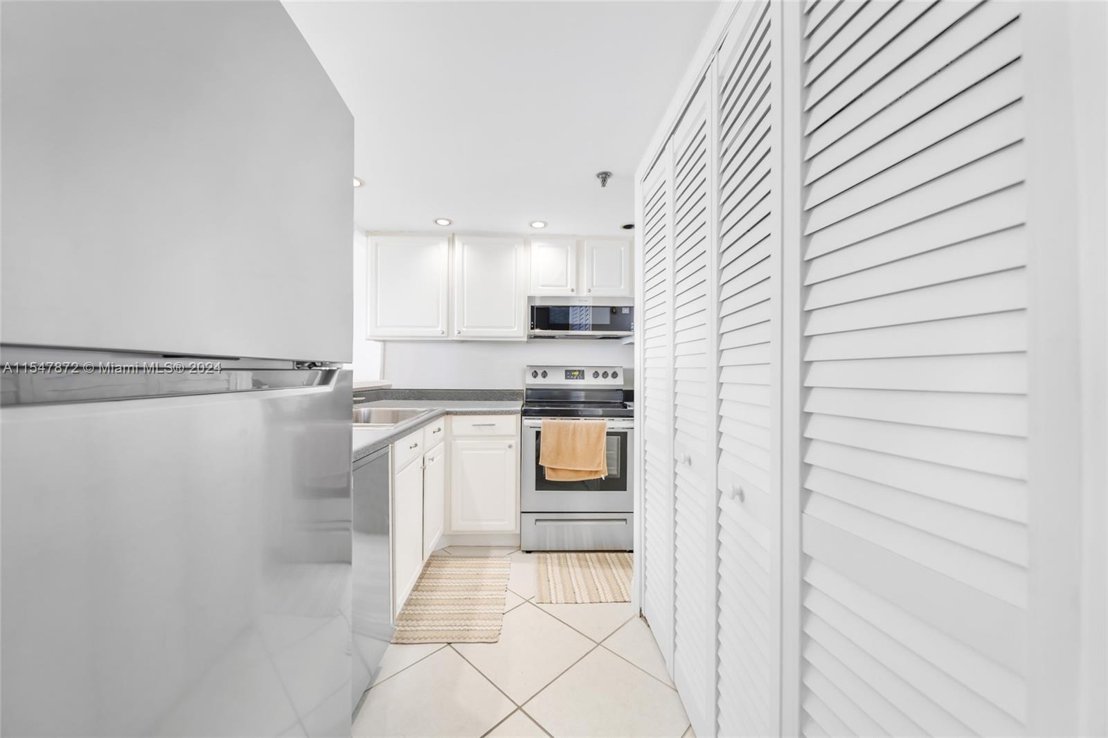 540 E Brickell Key Dr 1401, Miami, Florida 33131, 1 Bedroom Bedrooms, ,1 BathroomBathrooms,Residentiallease,For Rent,540 E Brickell Key Dr 1401,A11547872