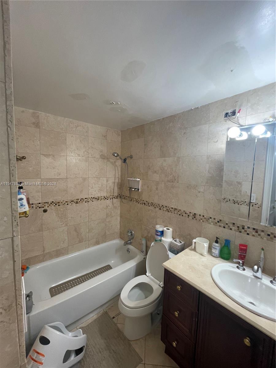 5055 Collins Ave 2K, Miami Beach, Florida 33140, 2 Bedrooms Bedrooms, ,2 BathroomsBathrooms,Residentiallease,For Rent,5055 Collins Ave 2K,A11547880