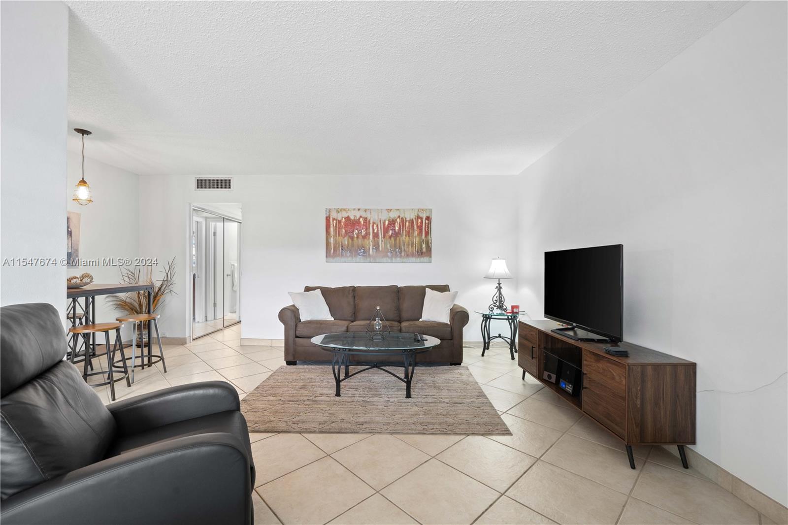 201 NE 14th Ave 5B, Hallandale Beach, Florida 33009, 1 Bedroom Bedrooms, ,1 BathroomBathrooms,Residentiallease,For Rent,201 NE 14th Ave 5B,A11547674