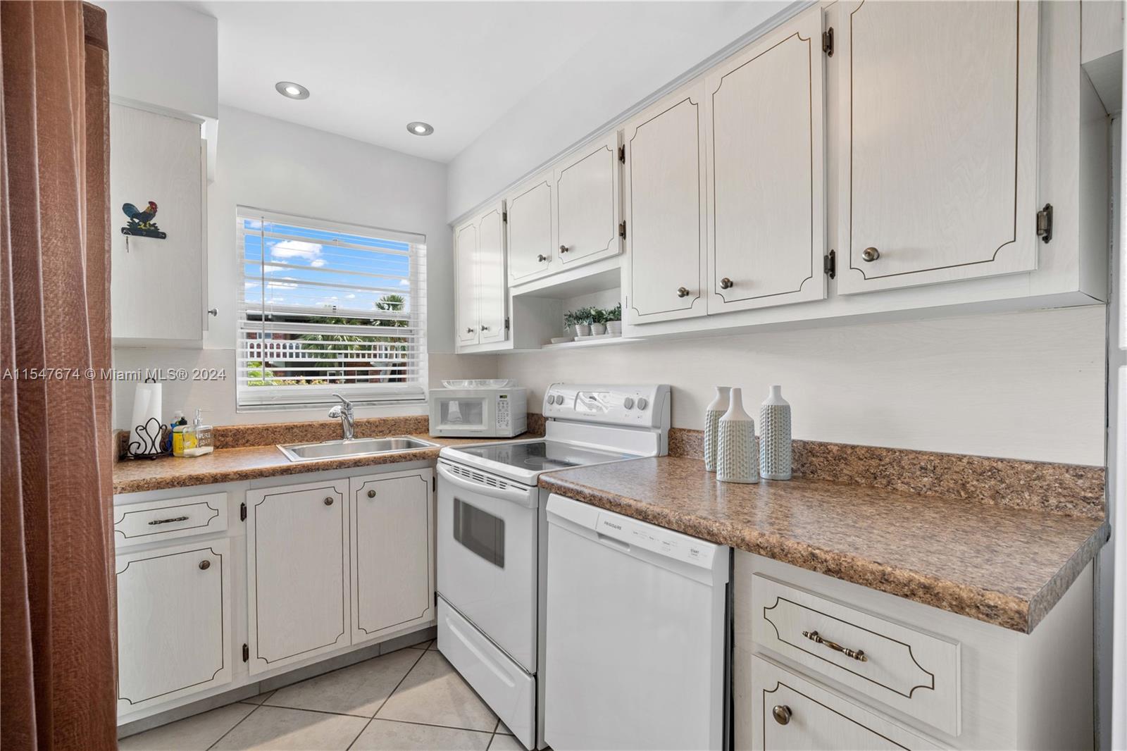 201 NE 14th Ave 5B, Hallandale Beach, Florida 33009, 1 Bedroom Bedrooms, ,1 BathroomBathrooms,Residentiallease,For Rent,201 NE 14th Ave 5B,A11547674