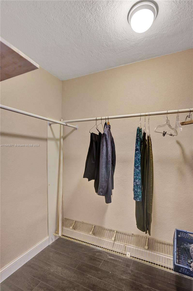 Master Bedroom Walk In Closet