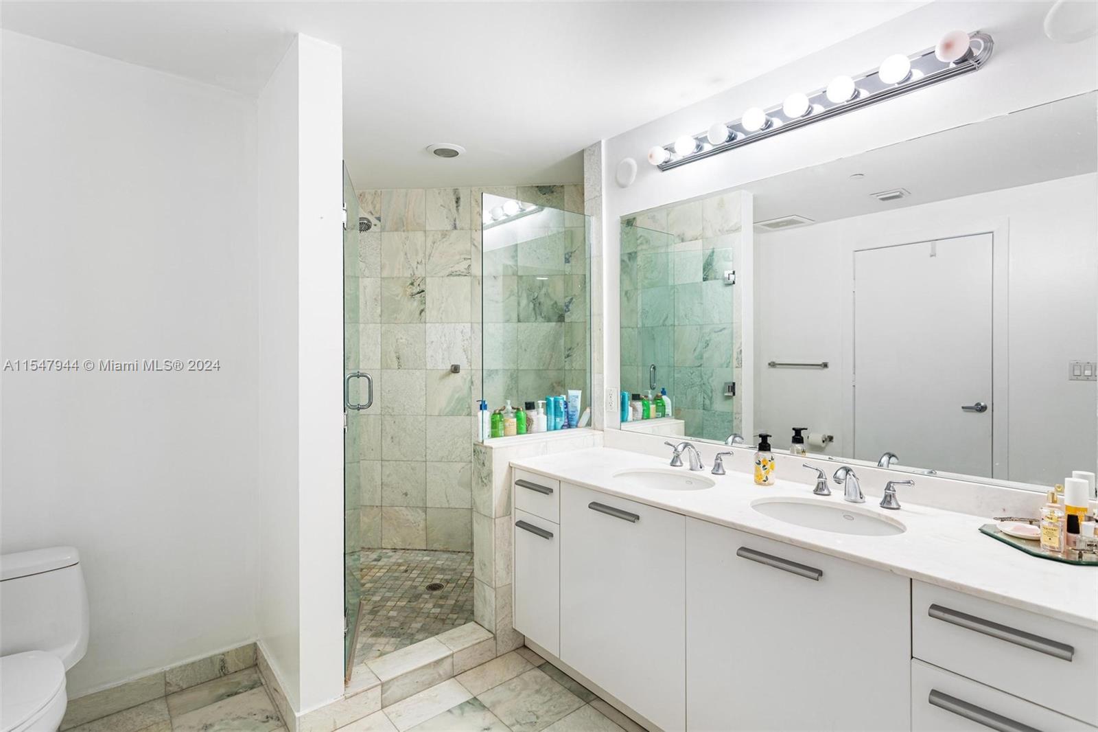 1060 Brickell Ave 1717, Miami, Florida 33131, 2 Bedrooms Bedrooms, ,2 BathroomsBathrooms,Residential,For Sale,1060 Brickell Ave 1717,A11547944