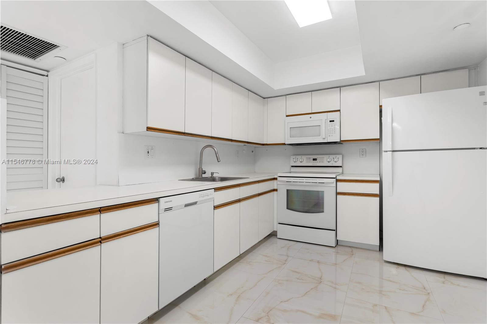 19195 NE 36th Ct 2203, Aventura, Florida 33180, 2 Bedrooms Bedrooms, ,2 BathroomsBathrooms,Residentiallease,For Rent,19195 NE 36th Ct 2203,A11546778