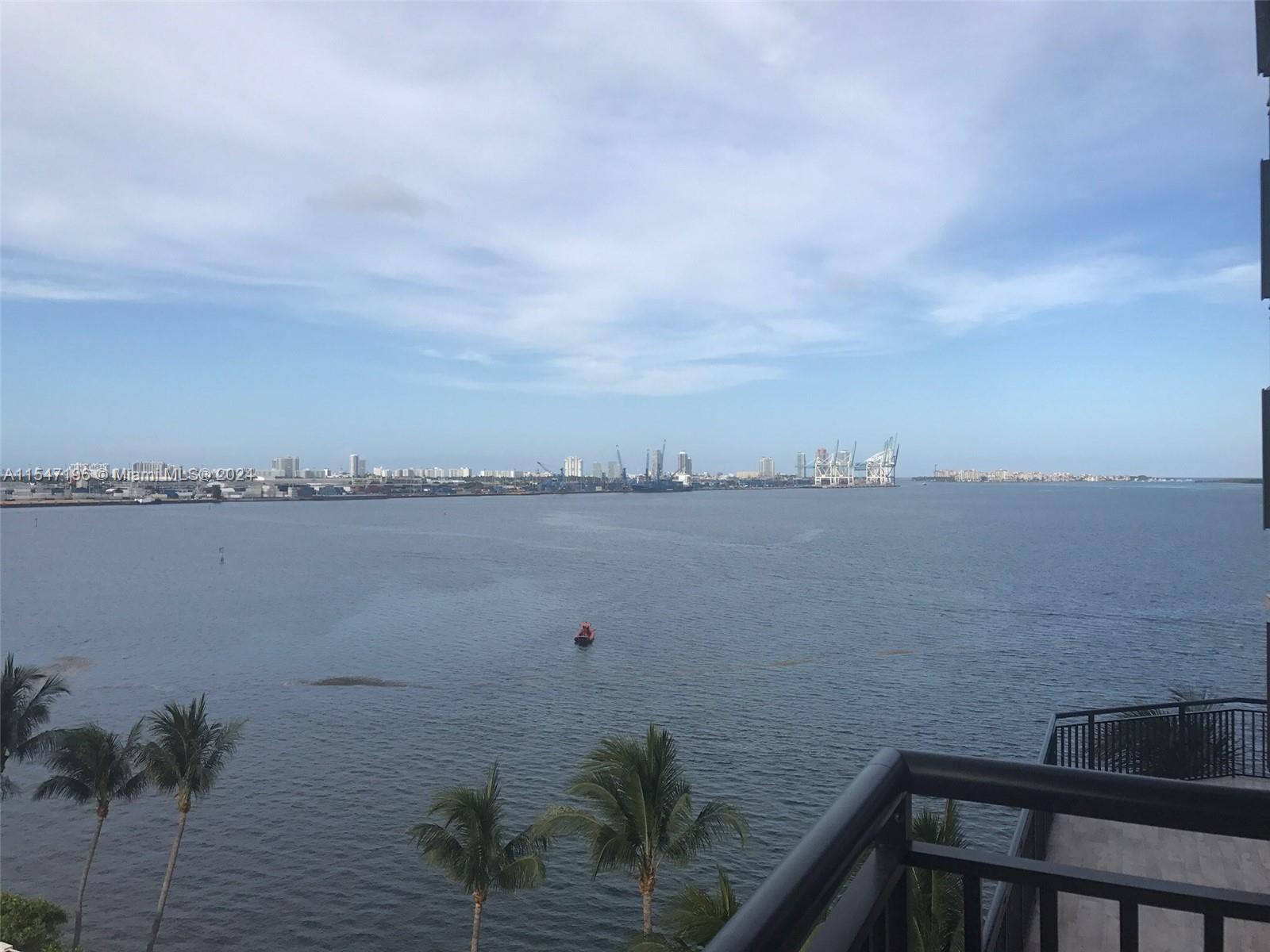 Amazing studio, nice view. Waterfront view in the heart of Brickell. Top of the line amenities. pool lounge chairs, Cabana, Gym, Spa &sauna, and much available onsite. location, for Studio Barbecue, Washer and dryer in the unit
