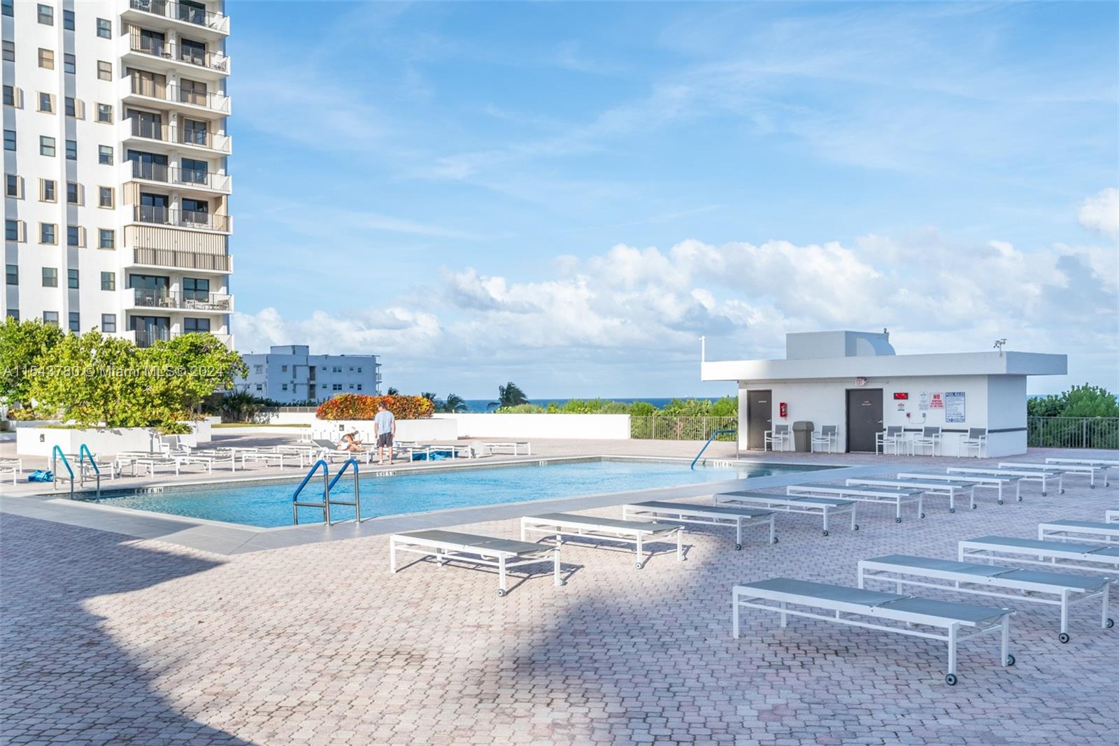 1201 S Ocean Dr 1807S, Hollywood, FL 33019, 2 Bedrooms Bedrooms, ,2 BathroomsBathrooms,Residential,For Sale,Ocean Dr,A11543780