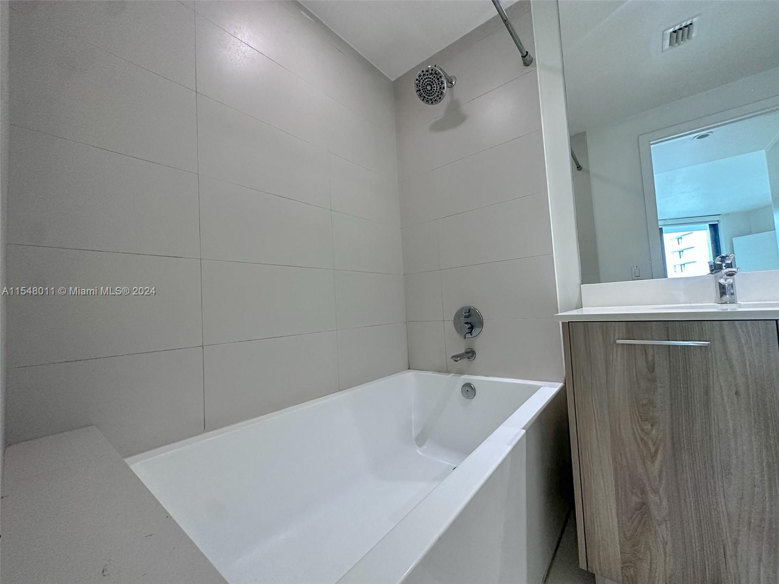 Large Whirl pool Size modern tub