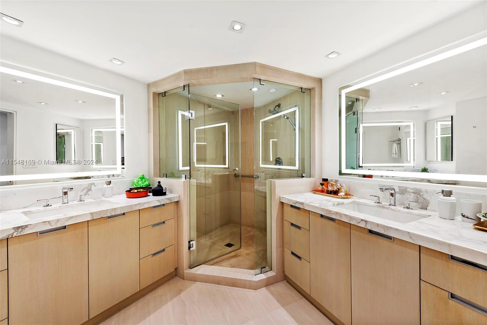 5660 Collins Ave 14D, Miami Beach, Florida 33140, 2 Bedrooms Bedrooms, ,2 BathroomsBathrooms,Residential,For Sale,5660 Collins Ave 14D,A11548169