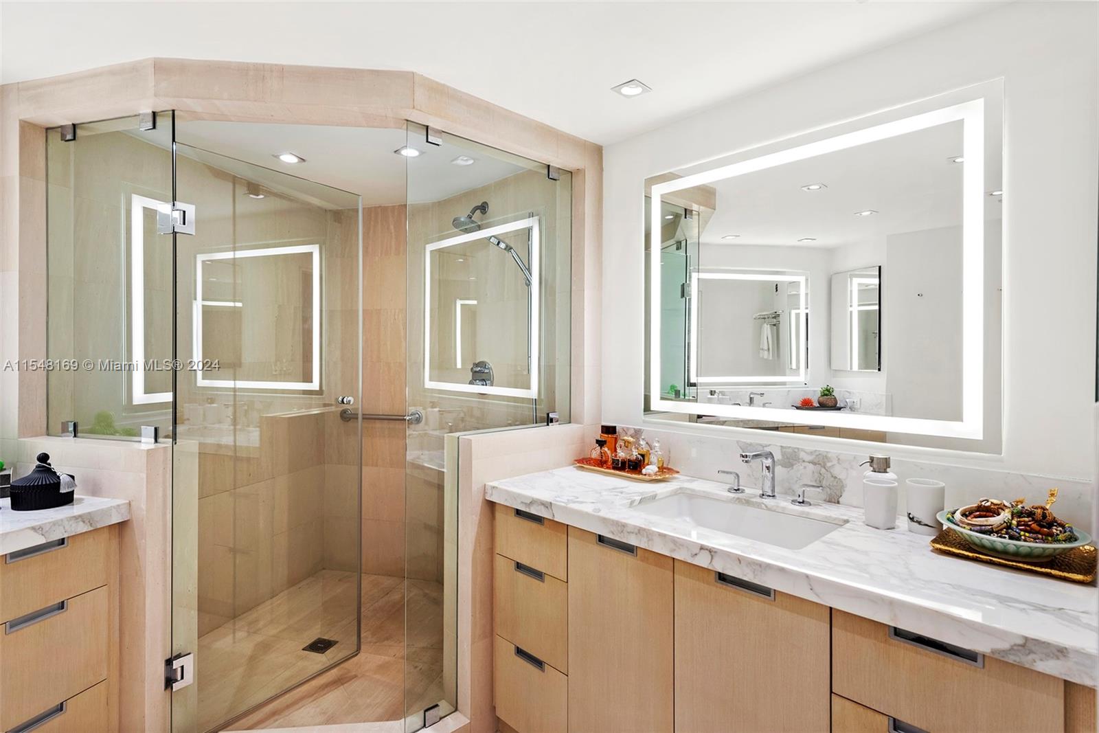 5660 Collins Ave 14D, Miami Beach, Florida 33140, 2 Bedrooms Bedrooms, ,2 BathroomsBathrooms,Residential,For Sale,5660 Collins Ave 14D,A11548169