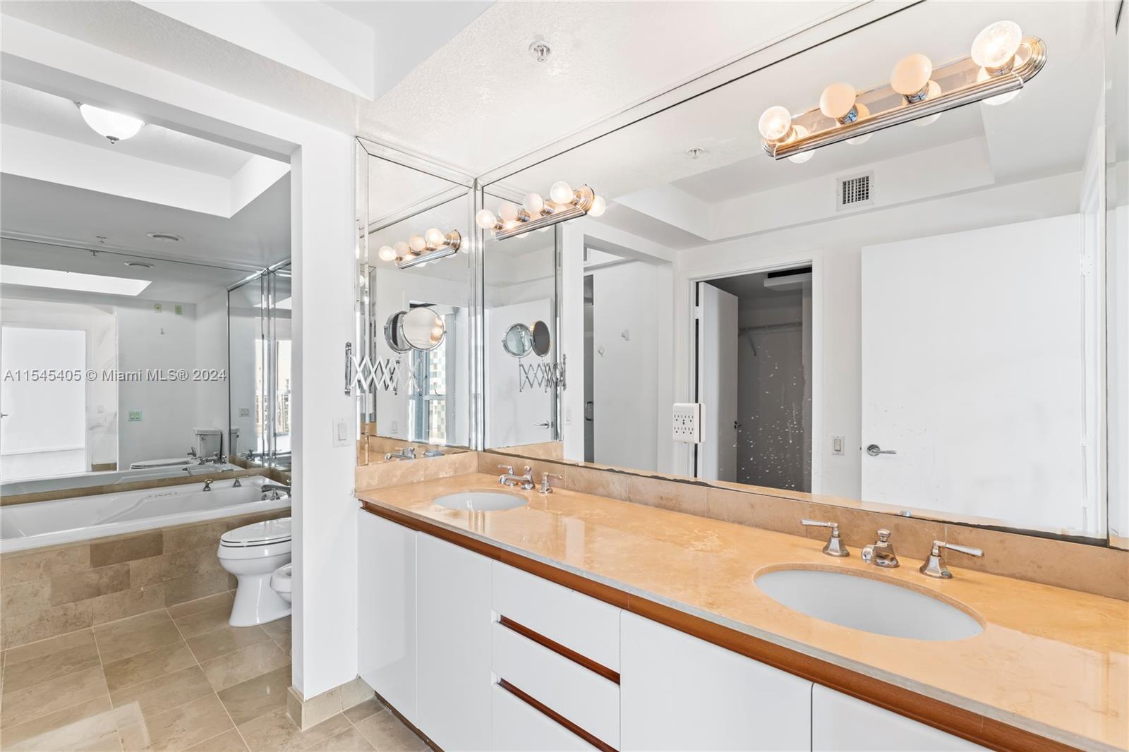 1500 Ocean Dr 410, Miami Beach, Florida 33139, 1 Bedroom Bedrooms, ,1 BathroomBathrooms,Residential,For Sale,1500 Ocean Dr 410,A11545405