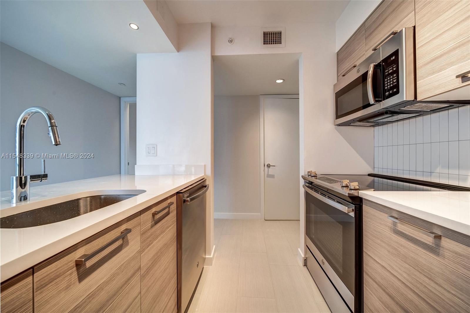 1756 N Bayshore Dr 28B, Miami, Florida 33132, 2 Bedrooms Bedrooms, ,2 BathroomsBathrooms,Residentiallease,For Rent,1756 N Bayshore Dr 28B,A11548339