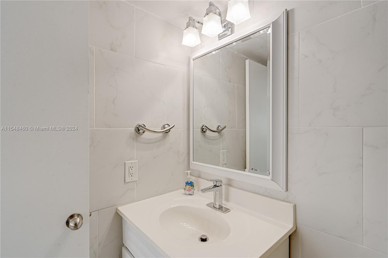 6969 Collins Ave, Miami Beach, FL, 33141 United States, 1 Bedroom Bedrooms, ,1 BathroomBathrooms,Residential,For Sale,Collins Ave,A11548460