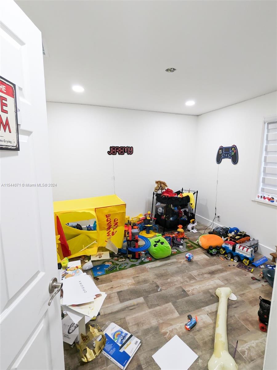 Listing Photo 12
