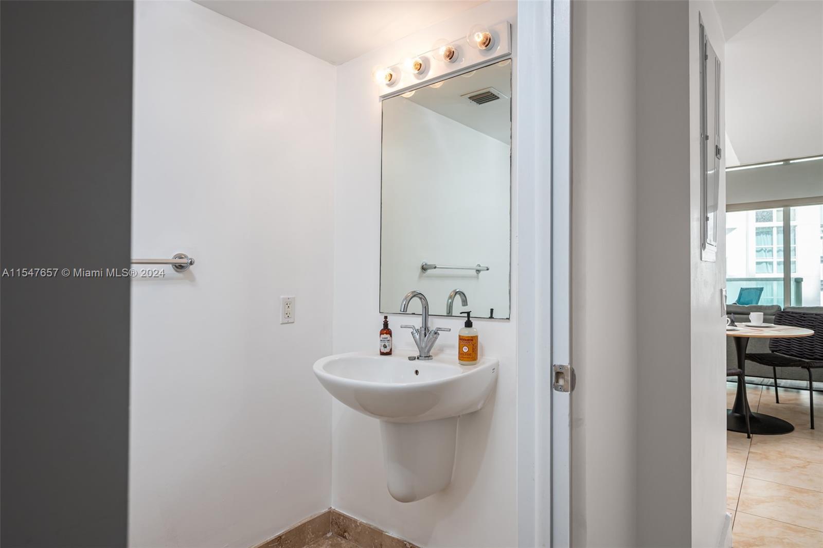 41 SE 5th St 1815, Miami, Florida 33131, 1 Bedroom Bedrooms, 1 Room Rooms,1 BathroomBathrooms,Residential,For Sale,41 SE 5th St 1815,A11547657