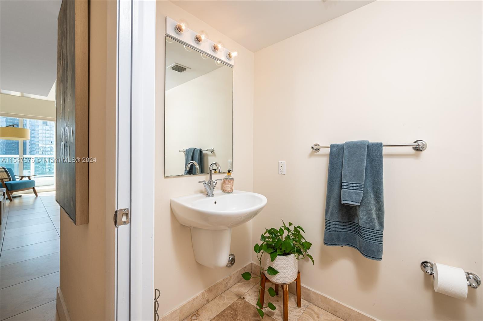 41 SE 5th St 2006, Miami, Florida 33131, 1 Bedroom Bedrooms, ,1 BathroomBathrooms,Residential,For Sale,41 SE 5th St 2006,A11547576