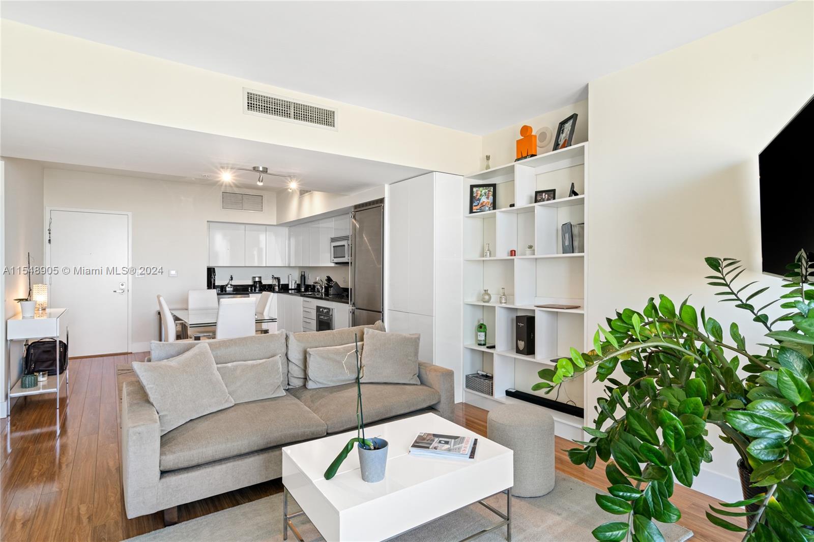 92 SW 3rd St 3409, Miami, Florida 33130, 1 Bedroom Bedrooms, ,1 BathroomBathrooms,Residential,For Sale,92 SW 3rd St 3409,A11548905