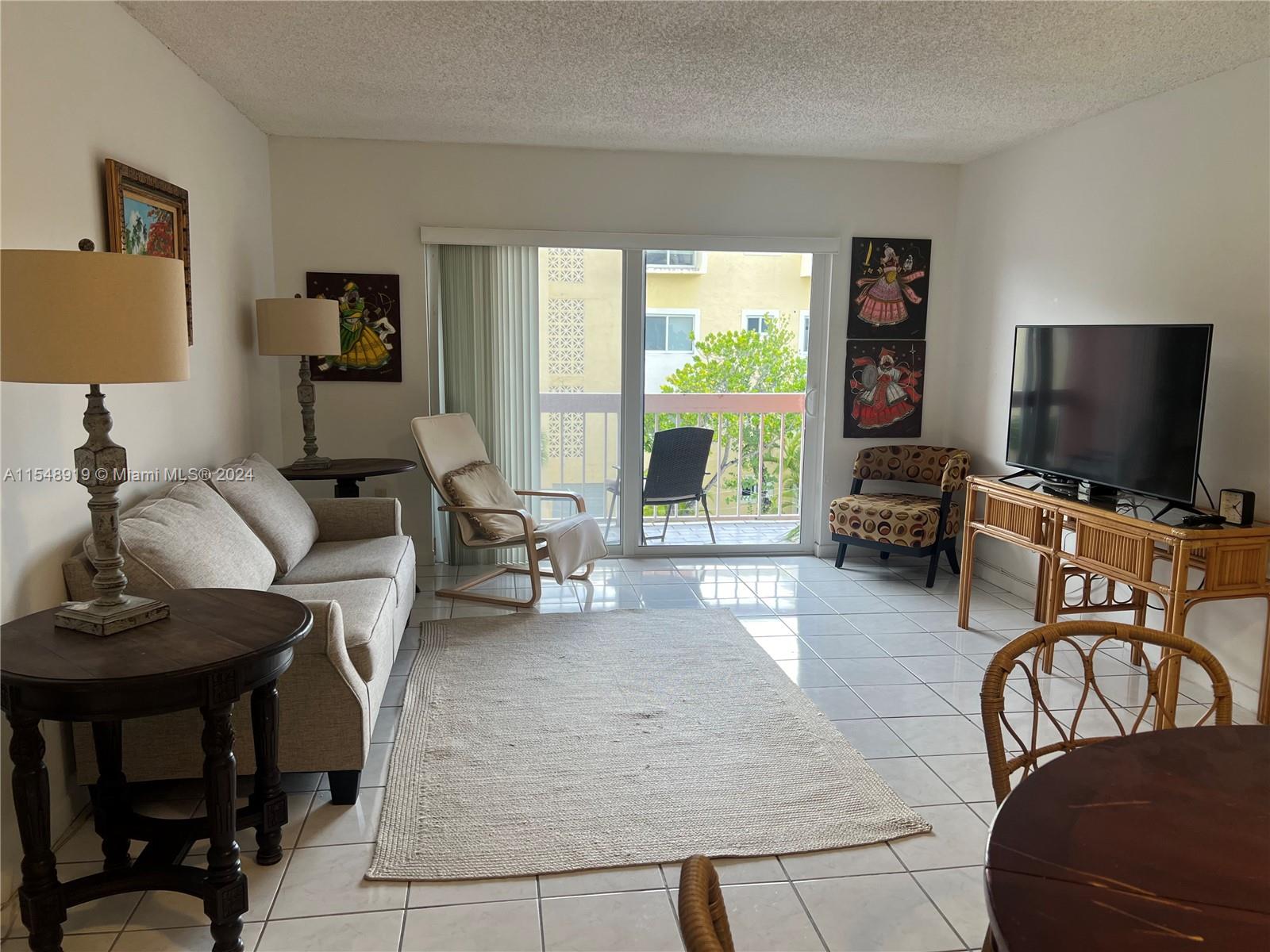 Wonderful 1 bedroom/1 bath on the 3rd floor in the coveted Kings Creek! Very well maintained community and great location close to Dadeland, Palmetto, US1 and Baptist Hospital.