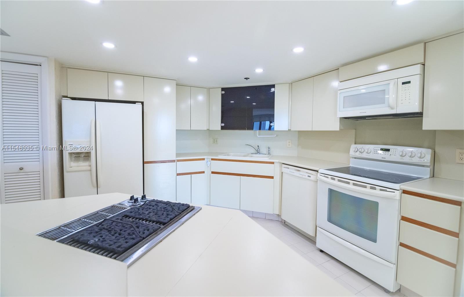 300 Three Islands Blvd 516, Hallandale Beach, Florida 33009, 2 Bedrooms Bedrooms, ,1 BathroomBathrooms,Residential,For Sale,300 Three Islands Blvd 516,A11548035