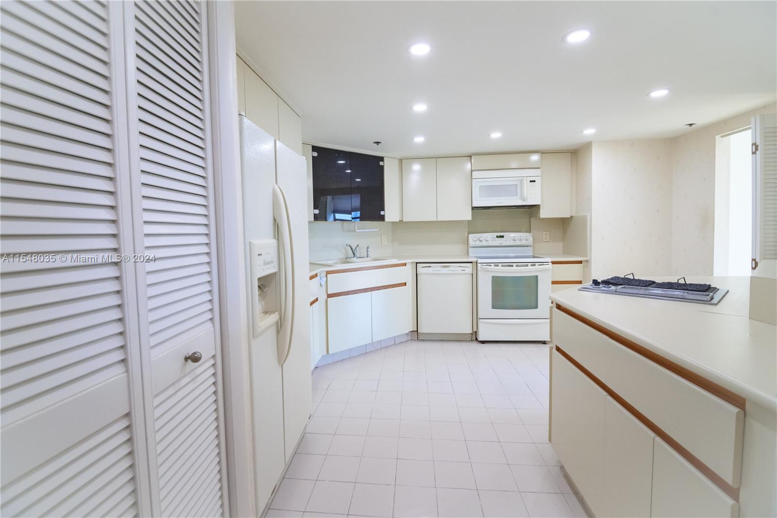 300 Three Islands Blvd 516, Hallandale Beach, Florida 33009, 2 Bedrooms Bedrooms, ,1 BathroomBathrooms,Residential,For Sale,300 Three Islands Blvd 516,A11548035