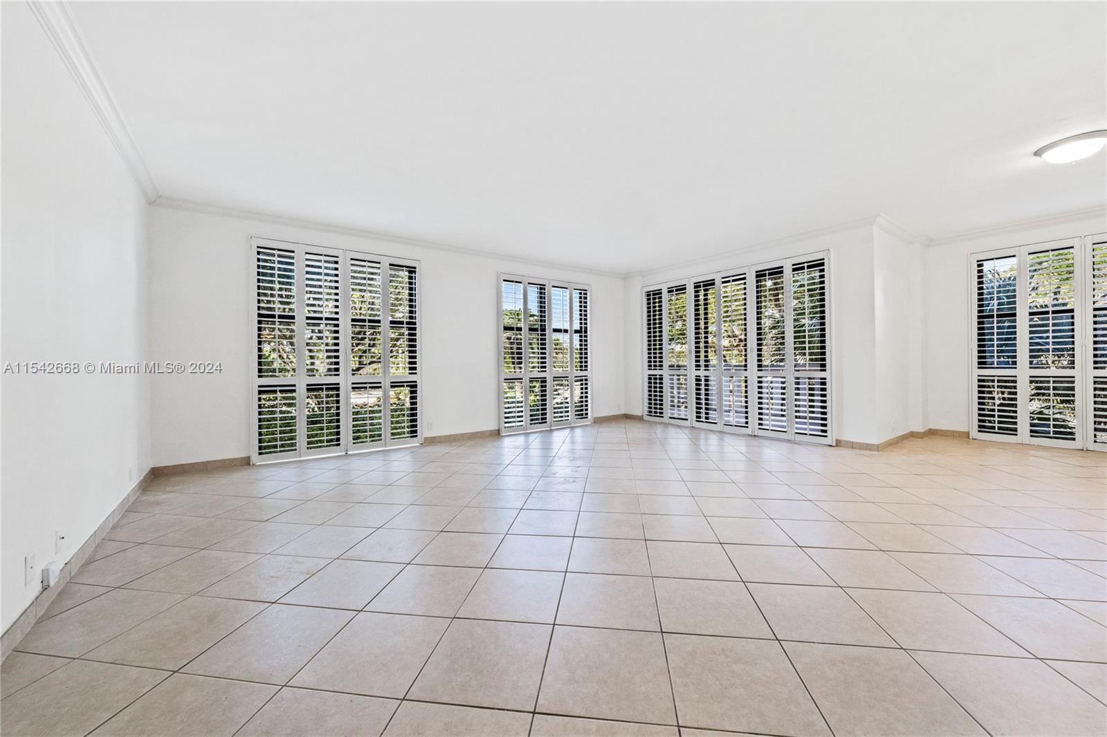 1121 Crandon Blvd E101, Key Biscayne, Florida 33149, 2 Bedrooms Bedrooms, ,2 BathroomsBathrooms,Residential,For Sale,1121 Crandon Blvd E101,A11542668