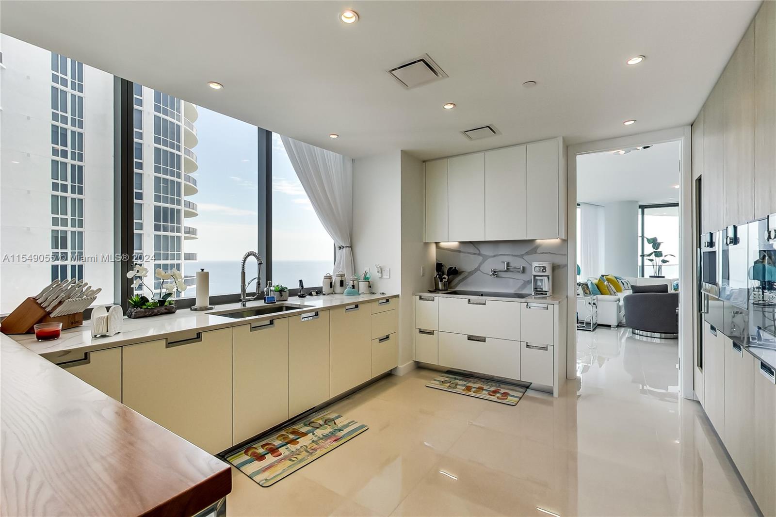 Kitchen fully Equipped with Vent/ Top of the Line appliances/Cabinetry