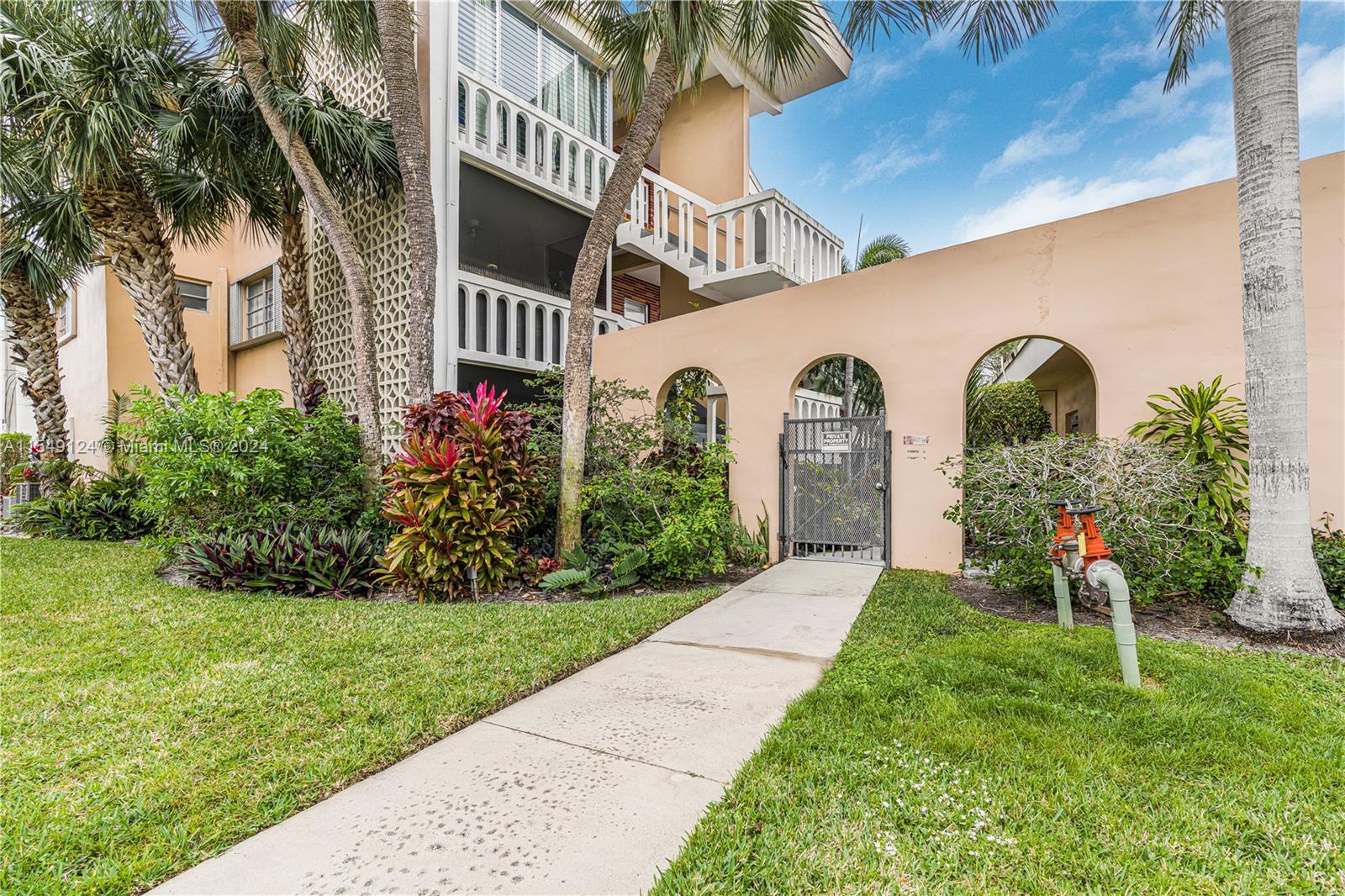 201 14th Ave, Hallandale Beach, FL, 33009 United States, 1 Bedroom Bedrooms, ,1 BathroomBathrooms,Residential,For Sale,14th Ave,A11549124