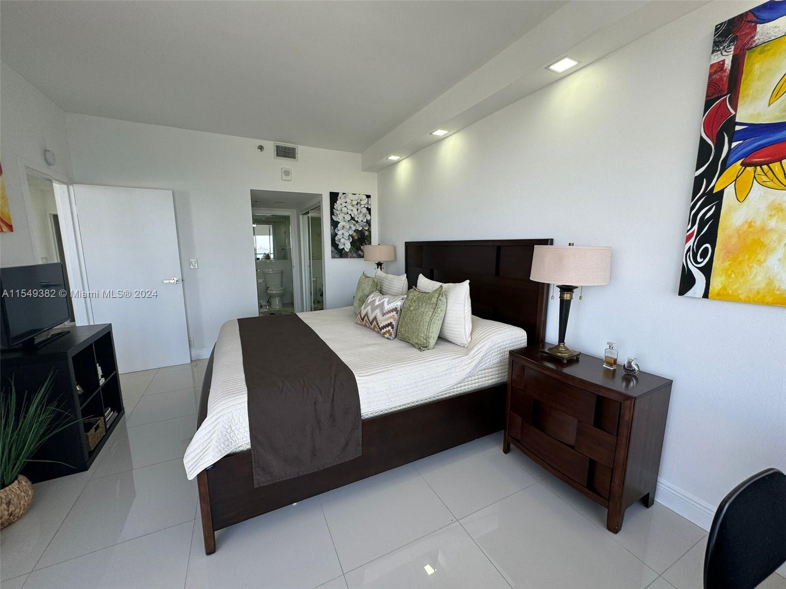 7601 E Treasure Dr PH116, North Bay Village, Florida 33141, 2 Bedrooms Bedrooms, ,2 BathroomsBathrooms,Residentiallease,For Rent,7601 E Treasure Dr PH116,A11549382