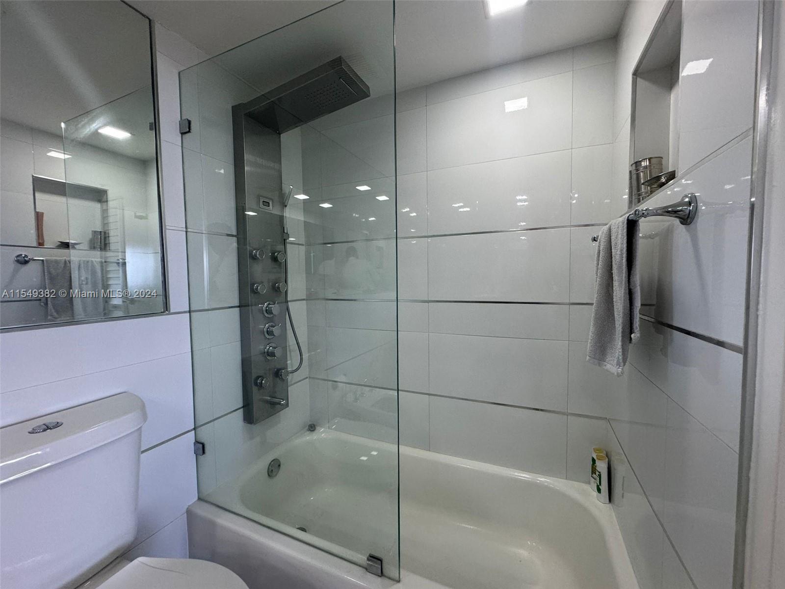 7601 E Treasure Dr PH116, North Bay Village, Florida 33141, 2 Bedrooms Bedrooms, ,2 BathroomsBathrooms,Residentiallease,For Rent,7601 E Treasure Dr PH116,A11549382