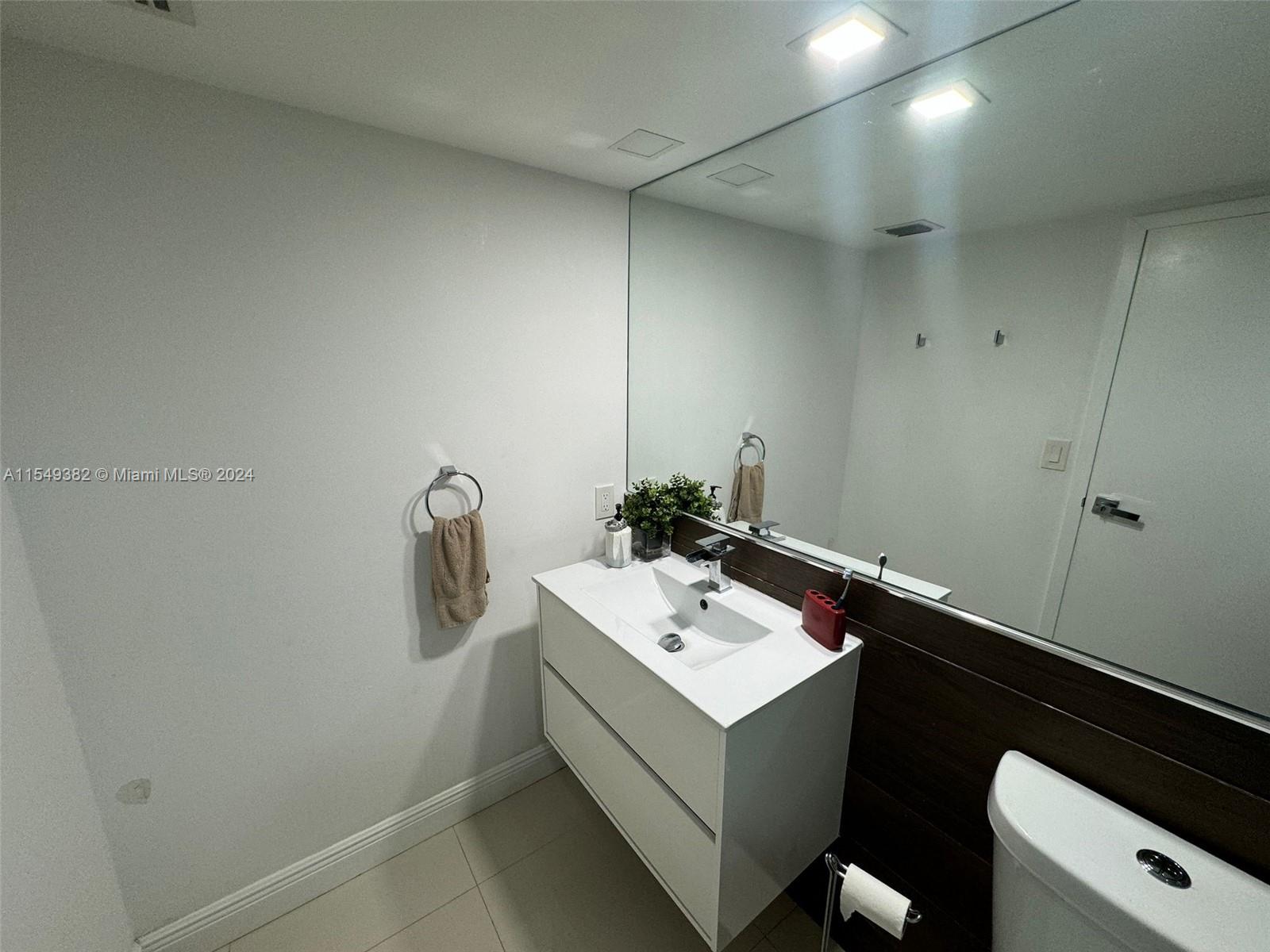 7601 E Treasure Dr PH116, North Bay Village, Florida 33141, 2 Bedrooms Bedrooms, ,2 BathroomsBathrooms,Residentiallease,For Rent,7601 E Treasure Dr PH116,A11549382