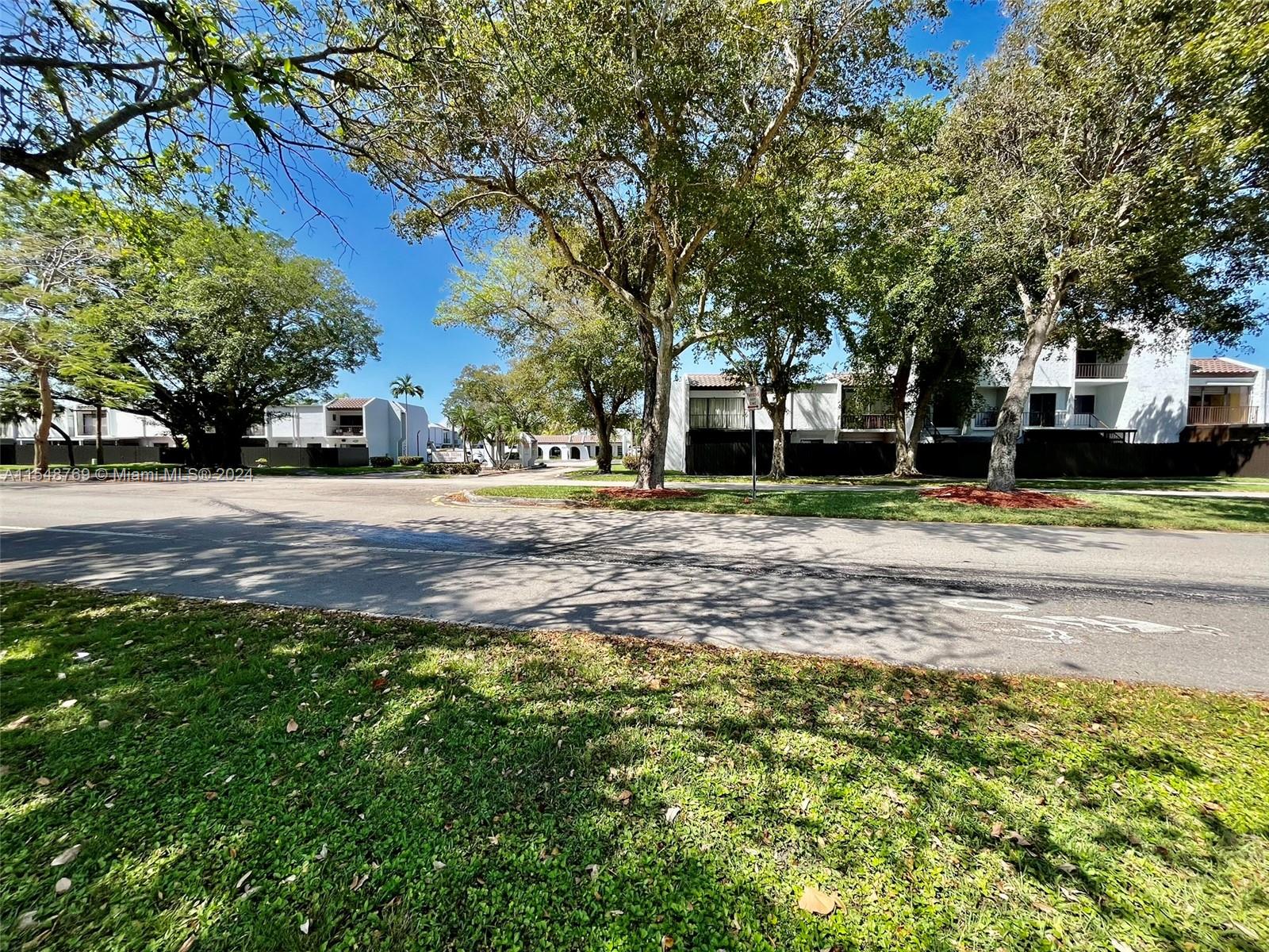 Entrance by Kendale Lake dr