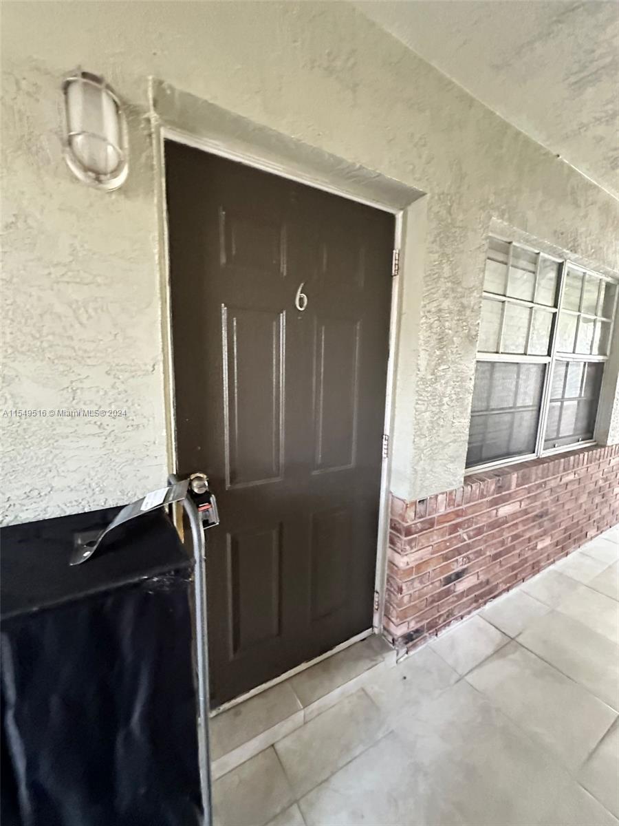 1098 NE 34th Ct 6, Oakland Park, Florida 33334, 2 Bedrooms Bedrooms, ,1 BathroomBathrooms,Residentiallease,For Rent,1098 NE 34th Ct 6,A11549516
