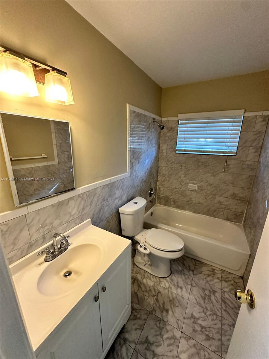 1098 NE 34th Ct 6, Oakland Park, Florida 33334, 2 Bedrooms Bedrooms, ,1 BathroomBathrooms,Residentiallease,For Rent,1098 NE 34th Ct 6,A11549516