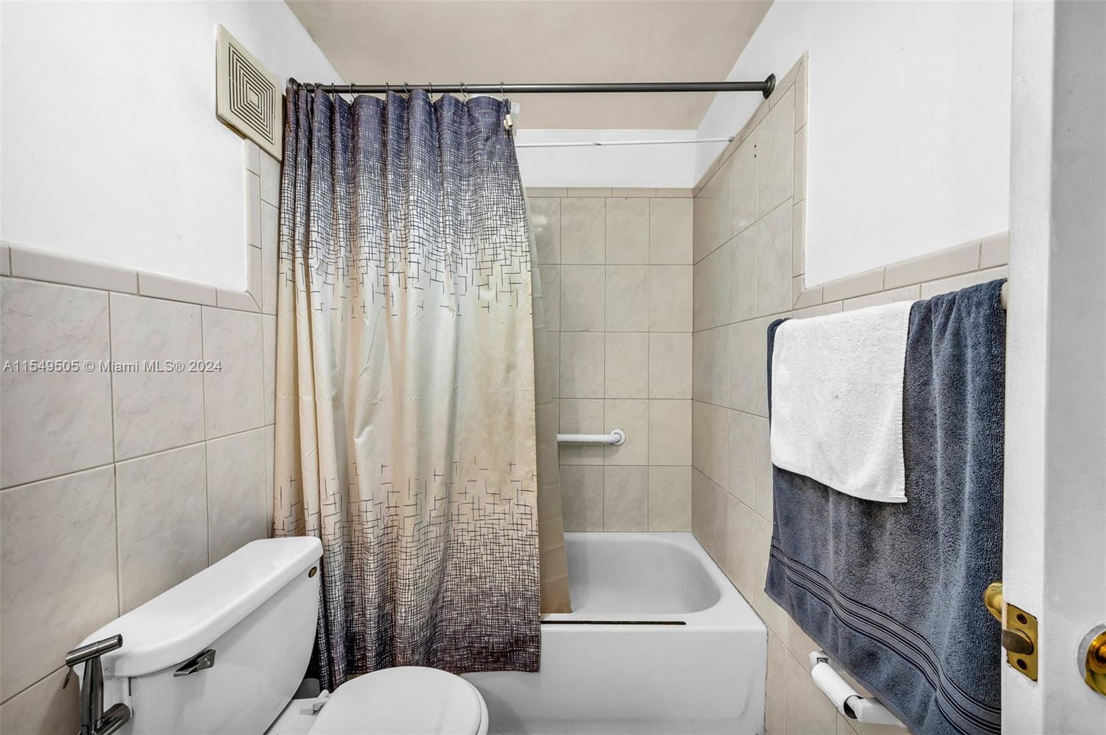 6600 W 2nd Ct 24, Hialeah, Florida 33012, 2 Bedrooms Bedrooms, ,1 BathroomBathrooms,Residential,For Sale,6600 W 2nd Ct 24,A11549505