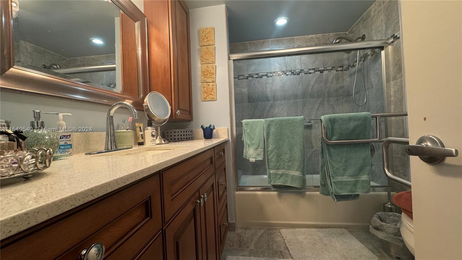 master bedroom features tub/shower