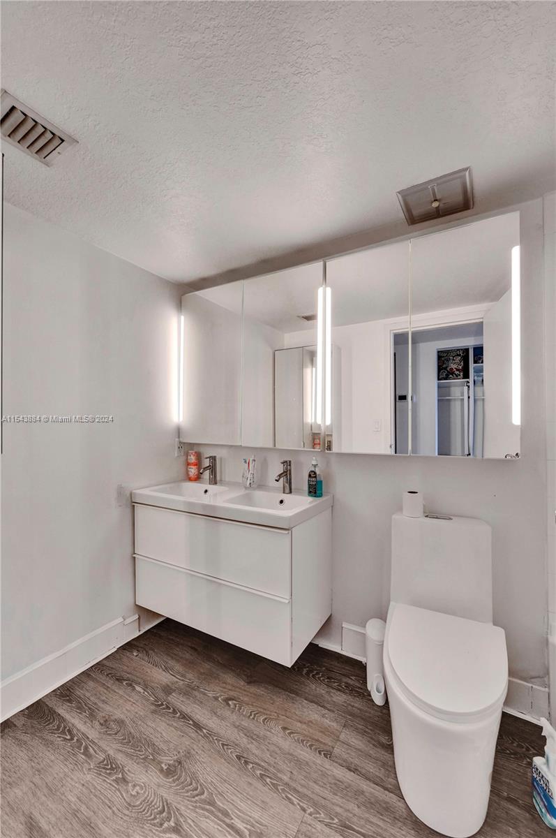 7601 E Treasure Dr 1402, North Bay Village, Florida 33141, 2 Bedrooms Bedrooms, ,2 BathroomsBathrooms,Residential,For Sale,7601 E Treasure Dr 1402,A11543884